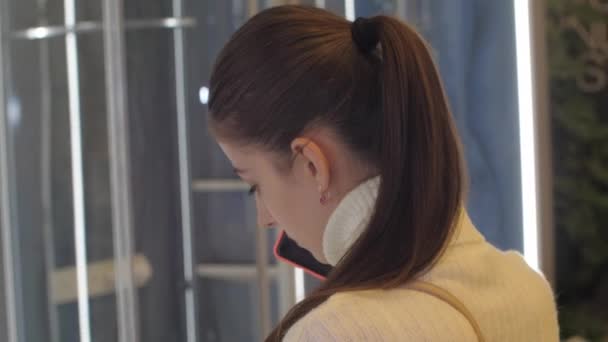 Wanita muda dengan rambut poni berbicara dengan suami di smartphone — Stok Video