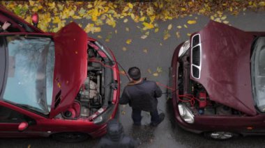 Servis çalışanları aracı renkli kablolarla çalıştırıyor