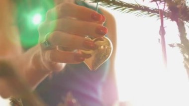 Genç kadın mercek fişeğinde kalp şeklindeki oyuncağını çıkarıyor.