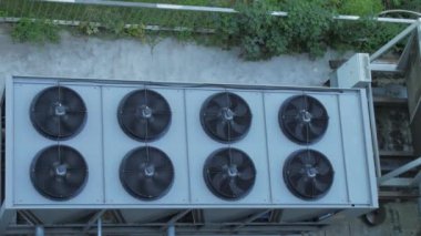 Büyük siyah klimalı büyük gri metal platform.