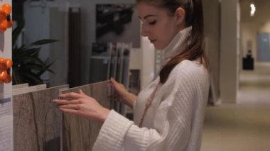 Genç kadın farklı seramik şablonlar taşıyor.