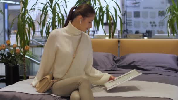 Designer profissional olha para folha branca de papel e senta-se — Vídeo de Stock