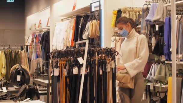 Profi-Shopper schaut sich Sortiment an Ledergürteln an — Stockvideo