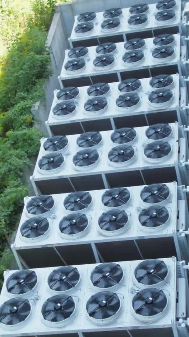 Professionele industriële hotel conditioners met externe ventilatoren — Stockvideo