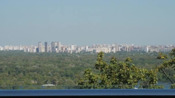 Безмежний синій горизонт над будівлями центру міста Києва. — стокове відео