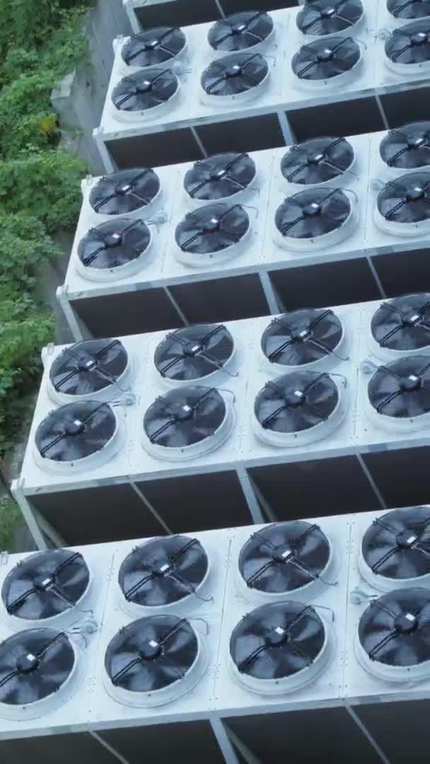 Metallblöcke mit industriellen Klimaanlagen und Hotelventilatoren — Stockvideo