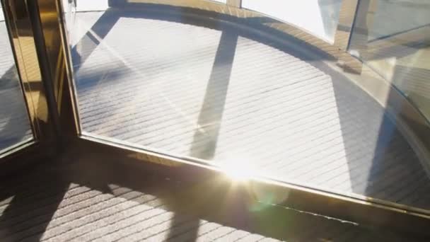 Światło słoneczne odbija się w mechanicznych drzwiach obrotowych w hotelu — Wideo stockowe