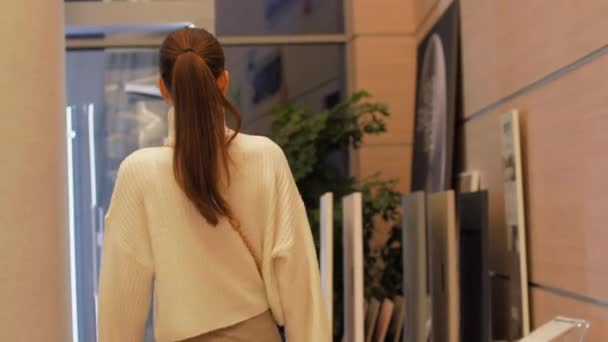 Professional designer with ponytail walks among countertops — 비디오