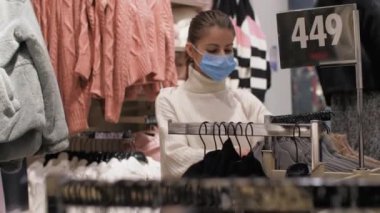 Bayan gümüş desteğini renkli kış kazaklarıyla değiştiriyor.