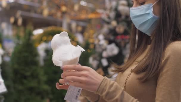 Professionelle Shopperin hält kleine Vogelfigur weißer Farbe in der Hand — Stockvideo