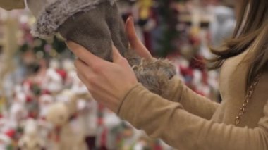 Manikürlü genç kadın elleri kahverengi cüce oyuncağını tut