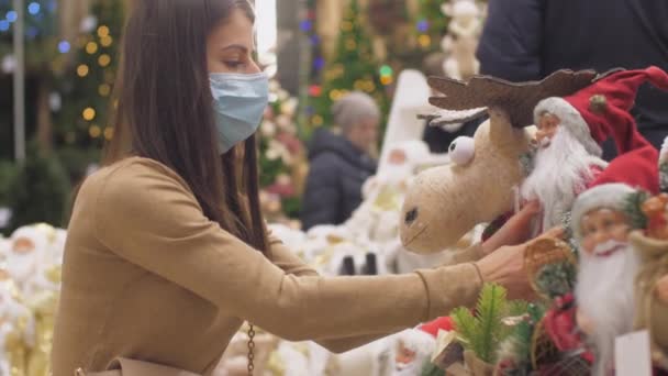 Señora con el pelo largo suelto sostiene a Santa con la estatuilla del bolso — Vídeos de Stock