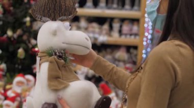 Profesyonel tezgahtar geyik oyuncağını beyaz renkte tutuyor.