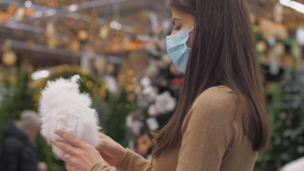 Jeune femme en masque jetable tient pelucheux hibou effigie — Video