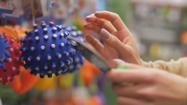 Joven mujer manos con gris manicura tocar juguetes para mascotas — Vídeos de Stock