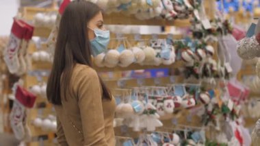 Yetenekli tasarımcı şeffaf mücevher ve görünüş alır