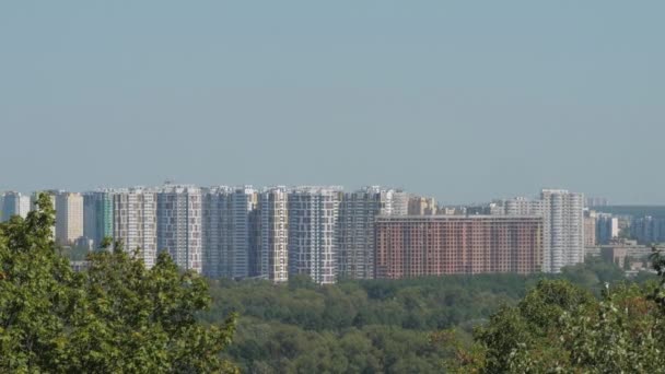 Barrio moderno con altas construcciones contra el cielo azul — Vídeo de stock