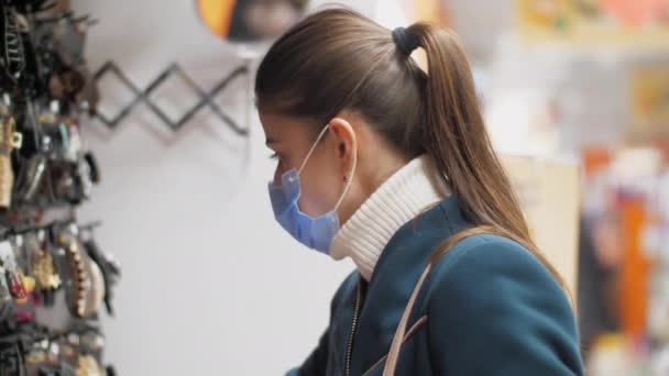 Jeune femme avec queue de cheval choisit des accessoires pour les cheveux — Video