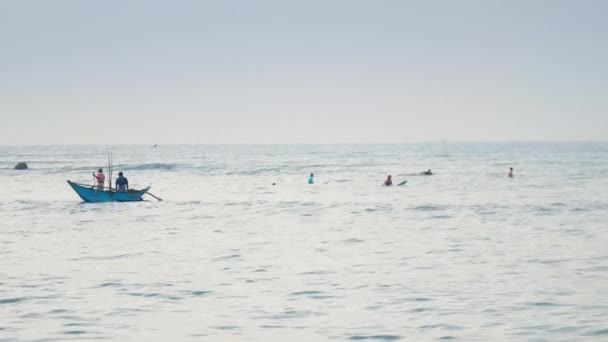 La gente del posto voga barca sull'onda dell'oceano per la cattura del pesce — Video Stock