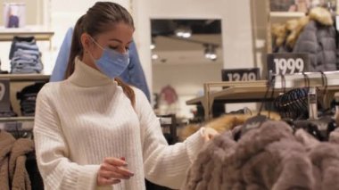 Profesyonel tasarımcı kahverengi ceketini askıya aldı