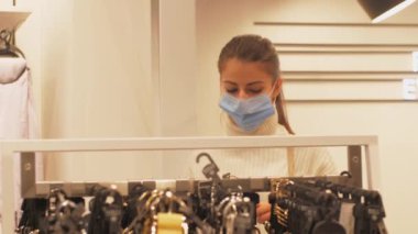 Çeşitli deri kemerlere deneyimli alışverişkolik bakışlar