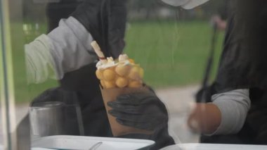Kadın, Kore ekmeğindeki tatlıya jöle koyar.