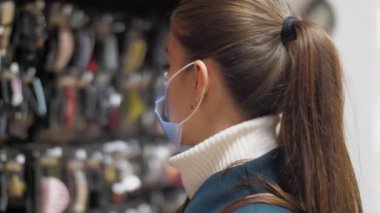 Profesyonel alışverişçi farklı elmas mücevherlere bakar.