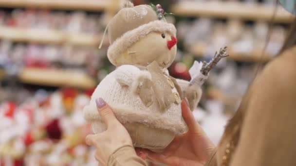 Shopper professionale tiene in serbo un giocattolo pupazzo di neve marrone — Video Stock