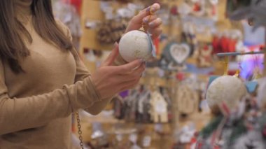 Genç bir kadın sarı, beyaz, pırıl pırıl mücevherler taşıyor.