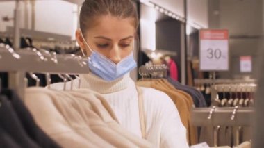 Profesyonel alışverişçi klasik tarzda beyaz cekete bakar.