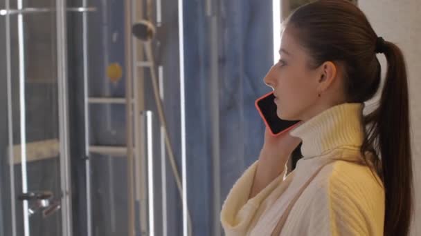 Diseñador sorprendido sostiene teléfono inteligente contra ducha transparente — Vídeos de Stock