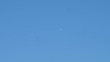 Küçük beyaz özel helikopter sınırsız mavi gökyüzü boyunca uçar