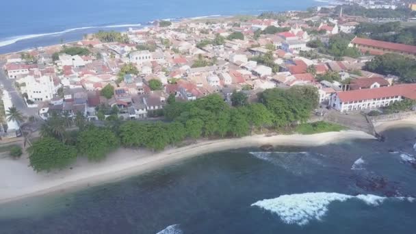 Deniz feneri, körfez yakınlarındaki antik Galle Kalesi 'nde küçük bir kasaba yakınında. — Stok video