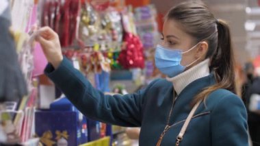 Profesyonel tasarımcı farklı hediye kartlarına bakar.