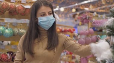 Alışverişkolik, yapay çam ağacından beyaz baykuş heykeli aldı