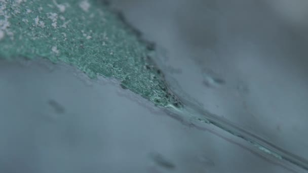 El hielo se derrite en el parabrisas de un coche eléctrico — Vídeos de Stock