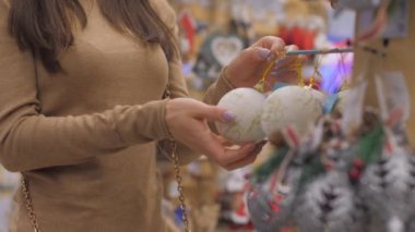 Profesyonel tasarımcı beyaz renkli el yapımı takıları alır.