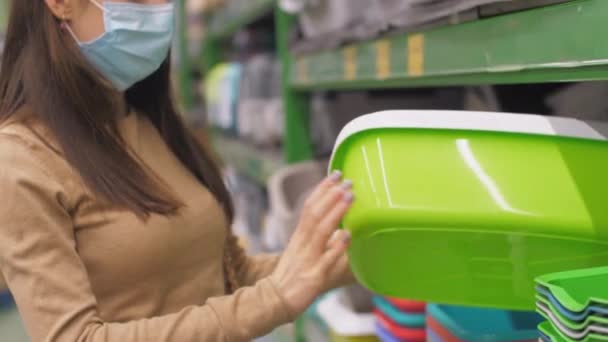 Professionell shoppare tar grön katt bricka från butikshyllan — Stockvideo