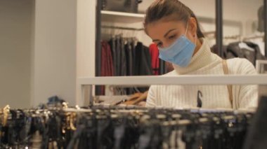Profesyonel alışverişkolik kot pantolon koleksiyonuna bakıyor