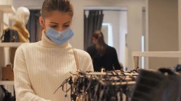 Designer professionnel regarde différents accessoires — Video