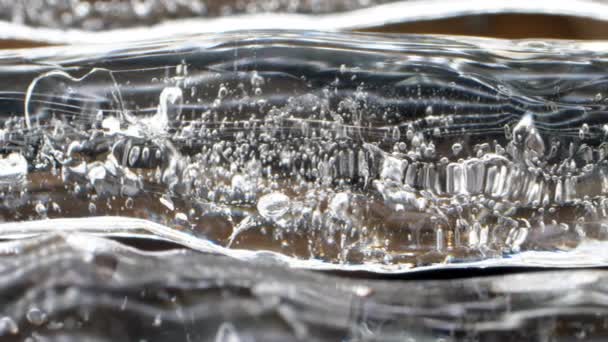 Stort gennemsigtigt stykke is med frosne bobler mønstre – Stock-video