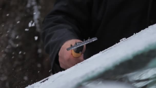 Personenhand bewegt schwarzen Kratzer an Autoscheibe langsam — Stockvideo