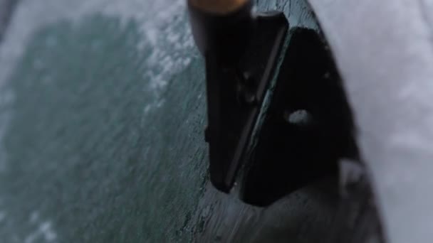 ゴム製のアイススクレーパーで電気自動車の窓をきれいにする — ストック動画