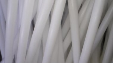Beyaz plastik çubuklarla pamuk çubukları boyunca yukarı doğru hareket et