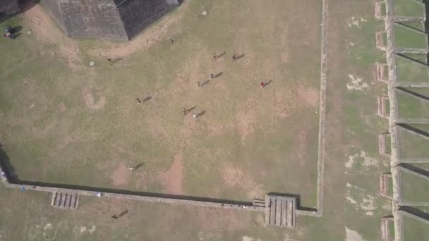 El equipo juega al fútbol en el suelo de Galle Fort contra el océano — Vídeos de Stock