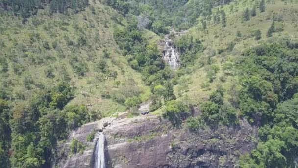 Diyaluma cai em penhasco íngreme com cascatas na floresta verde — Vídeo de Stock