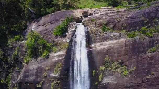 Diyaluma πέφτει και φωτεινό ουράνιο τόξο σε απότομο γκρεμό στο δάσος — Αρχείο Βίντεο