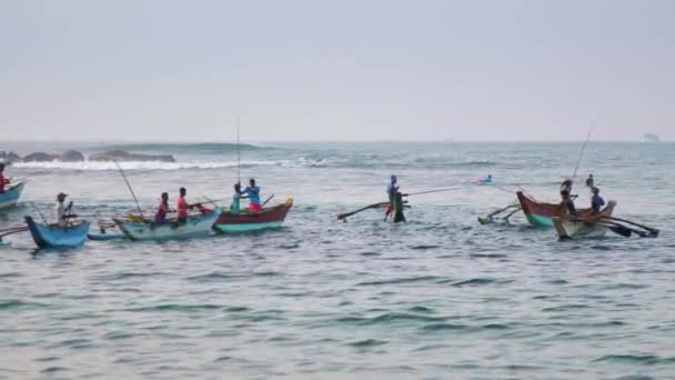 Lankijczycy łowią ryby i balansują na błękitnych falach oceanicznych — Wideo stockowe