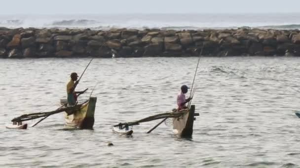 Asyalı balıkçılar rıhtım yakınlarında balık yakalamak için teknelerde dengede duruyorlar. — Stok video