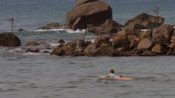 Sportovci plachty surfy podél velkého azurového mořského povrchu — Stock video